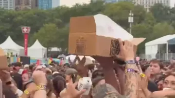 Lollapalooza bizarr: Pipi-Stagediving und lesbische Schlamm-Kämpfe